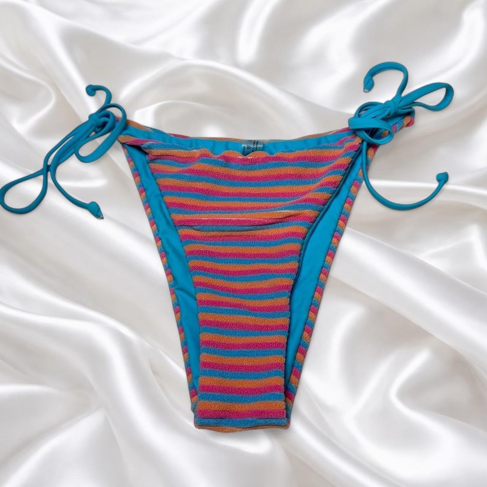 String bikini bottoms ties at hips
